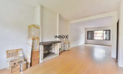 Ótima casa com 450 m² privativos, em terreno plano, semi mobiliada, com 4 dormitórios, para Locação e venda.