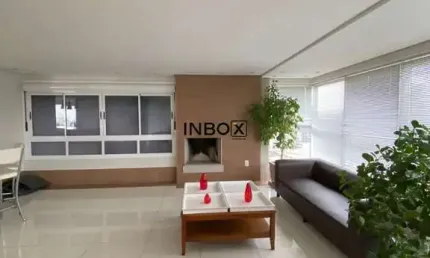 Apartamento à venda com 100m2 privativos, com 2 dormitórios (01 suíte), 2 vagas, portaria 24hs, no bairro Petrópolis, em Porto Alegre/RS.