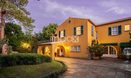A casa com 740 m² , é emoldurada por um belo jardim e uma piscina posicionada que permite curti-la vendo o pôr do sol no rio.
