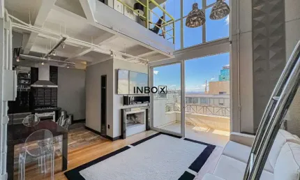 Loft com pé direito duplo na Padre Chagas. 100% mobiliado, living com lareira, sacada e duas vagas.