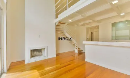 Loft duplex com pé direito duplo na Padre Chagas, bairro Moinhos de Vento em Porto Alegre/RS.