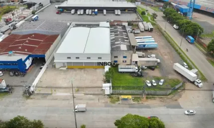 Pavilhão Reformado com 1.875m², 4 Docas e Pé Direito de 7m no Porto Seco