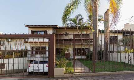 Casa com 4 Dormitórios (2 Suítes), Pátio com Piscina e 4 Vagas - 307m² Privativos