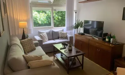 Excelente apto 2d reformado em prédio de gabarito no melhor ponto do bairro