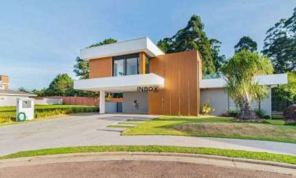 Casa em Condomínio com 5 Dormitórios, 4 Suítes e Piscina Privativa
