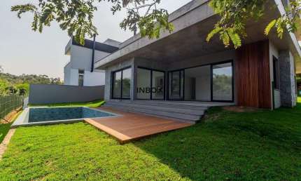 Casa Alto Padrão em Condomínio Fechado - 4 Suítes e Lazer Completo
