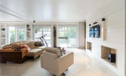 Casa em Condomínio com 5 Suítes, 375m² , 4 Vagas e Infraestrutura de Clube