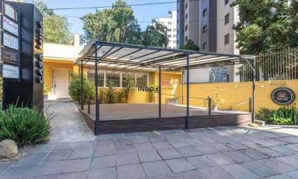 Casa Comercial Ampla com 6 Salas, Lareira, Cozinha Industrial e 3 Vagas