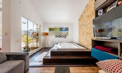 Casa com 3 dormitórios, suíte, amplo pátio e 4 vagas