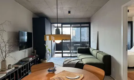 Novo, decorado e mobiliado com 2 suítes com 90m², lavabo, lareira, sacada e 2 vagas.