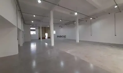 Pavilhão novo e reformado, com 680m² e acesso fácil às rodovias