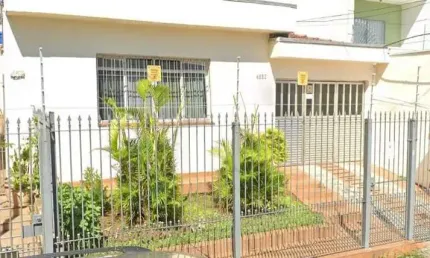 Casa térrea com 2 residências. Terreno 10 X 30. 300m².