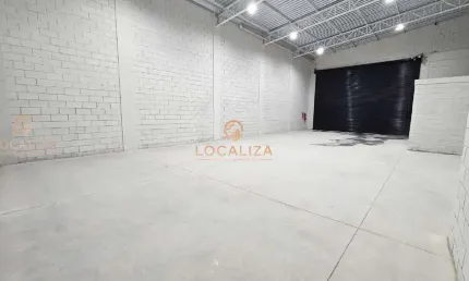 Galpão comercial em ótima localização e de fácil acesso, teto alto entra pequenos caminhões, fácil acesso à Dutra, Tamoios e Carvalho Pinto.