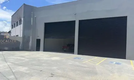 Galpão comercial em ótima localização e de fácil acesso, teto alto entra pequenos caminhões, fácil acesso à Dutra, Tamoios e Carvalho Pinto