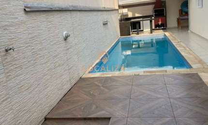 Sobrado no Condomínio Jardim das Colinas, 04 suítes, piscina, área gourmet, 4 vagas de garagem.