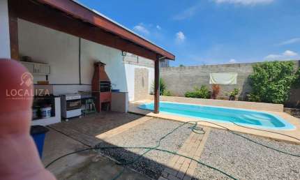 Imperdível oportunidade: Casa à venda em Jacareí-SP, Jardim Leblon. 3 quartos, 2 salas, 2 banheiros, 4 vagas de garagem, 120m².