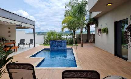 Casa térrea  com 881m² de lote e 341m² de área edificada
