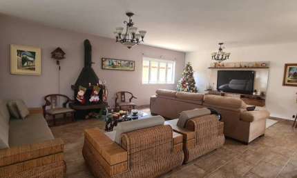 Imperdível Casa à Venda em São José dos Campos-SP  4 Quartos, 1 Suíte, 4 Salas, 4 Banheiros e 4 Vagas de Garagem  280,00 m².