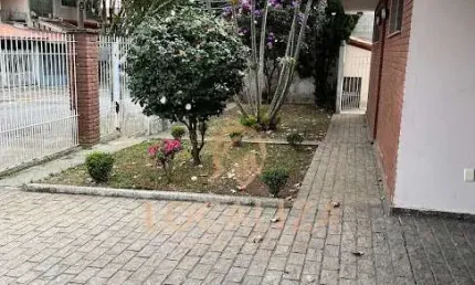 Imperdível casa à venda em São José dos Campos-SP, no Bosque dos Eucaliptos! 3 quartos, 1 suíte, 2 salas, 5 banheiros, 3 vagas de garagem e 400m² de área.