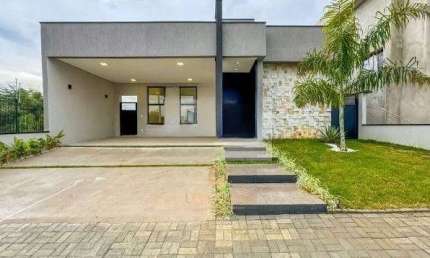 Casa recén construida / Residencial Santa Mônica / 03 quartos sendo 02 suítes / Piscina / Área gourmet / 427 m² de terreno / 227 m² de construção