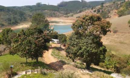 Chácara à venda em Santa Branca-SP:  Duas Casas- total 04quartos, 1 salas, 2 banheiro, 6 vagas de garagem, 210m² C, 4000m² T. Poço semi-artesiano