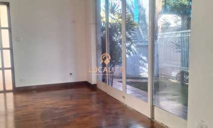 Casa comercial para locação em São José dos Campos-SP, bairro Jardim Esplanada II, com 10 salas, 3 banheiros e 4 vagas.