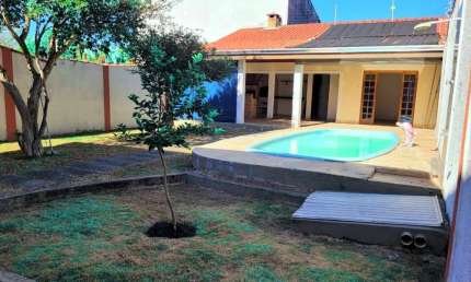 Casa à venda em Jacareí-SP no Jardim Terras de São João: 4 quartos, 3 suítes, 2 salas, 5 banheiros, 2 vagas, 180 m². Venha conferir!