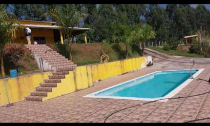Chácara à venda em Santa Isabel-SP: 2 quartos, 1 suite, 2 salas, 2 banheiros, 5 vagas e 100m² de área. Aproveite!