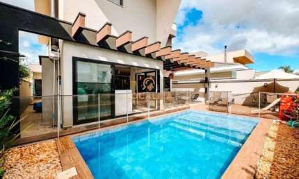 Excelente casa seminova à venda no Condomínio Sunset Garden  fechado em Jacareí/SP. Alto padrão com 360m² de área terreno e 298m² de área construída,