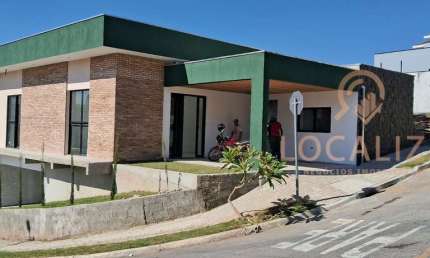 Casa para alugar em Vila Paiva de 300.00m² com 4 Quartos, 1 Suite e 4 Garagens