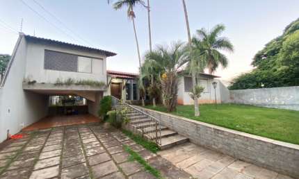 Casa com arquitetura brasileira à venda na zona 04 de Maringá Pr.