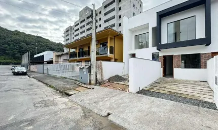Casa com 2 quartos para alugar na Rua Affonso Baumer, 73, Costa e Silva, Joinville