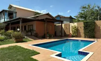 Luxuosa Casa Duplex em Manguinhos – 4 Suítes, 2 com Closet, a Apenas 1 Quadra do mar