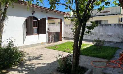 Ampla casa linear com quintal, 3 quartos, próximo ao centro de Campo Grande