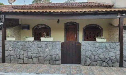 Casa linear em condomínio, 2 quartos, próximo Estrada do Moinho