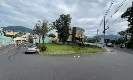 Terreno comercial com 600m², frente para Estrada do Mendanha