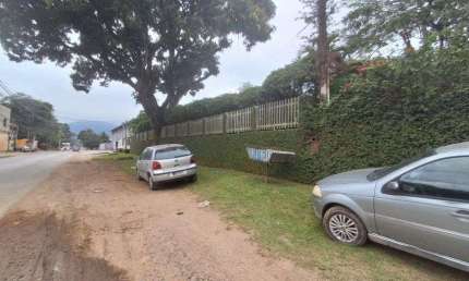 Sito na ilha de Guaratiba, com 14000m², frente estrada principal