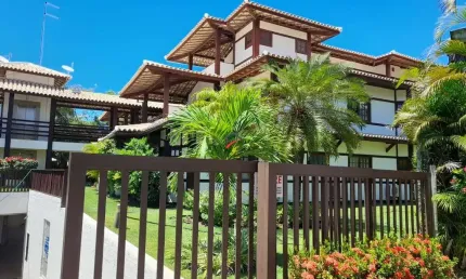 Apartamento duplex com 3 dormitórios em Praia do Forte.