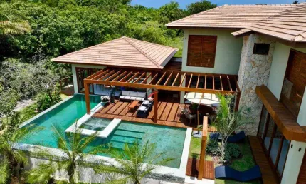 Casa alto padrão localizada em Praia do Forte condomínio com acesso ao mar Praia Bella.