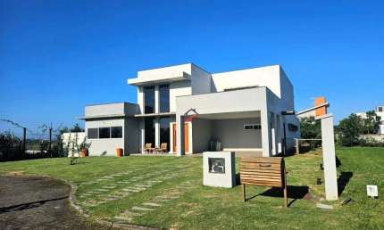 Linda residência de condominio para aluguel anual, e ou venda, com vista e acesso para  lagoa de Ibiraquera em Imbituba -SC