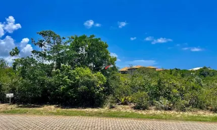 Lote em condomínio com 700m² , localizado no privilegiado bairro Praia do Forte em Mata de São João-BA