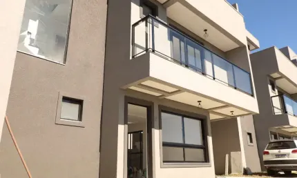 Sobrado em condomínio fechado com vista incrível da cidade