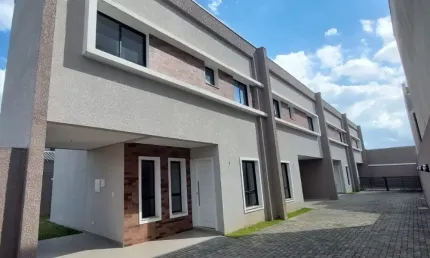 Excelente sobrado em condominio com amplo jardim em santa felicidade