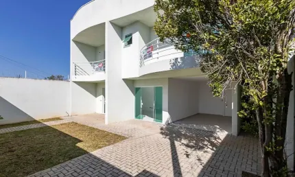 Uma casa completa, espaçosa e com amplo quintal arborizado!