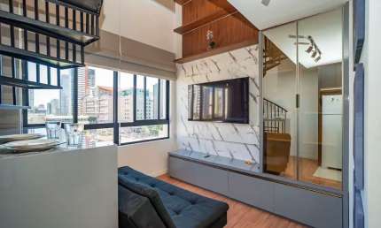 DUPLEX FINAMENTE MOBILIADO NO CENTRO COM VAGA, RARIDADE