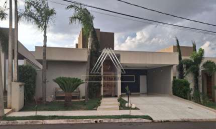 Casa no condomínio Recanto do Lago: 3 quartos, 2 suítes, 1 sala, 5 banheiros, 4 vagas de garagem.