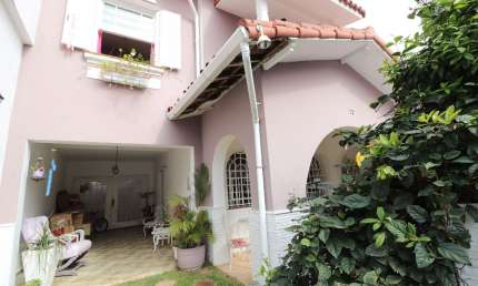 Localizado em vila referência do bairro!!! Charmosa e acolhedora!
