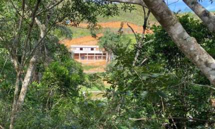 Casa inacabada a venda em condomínio fechado em Amparo - V-AMP10
