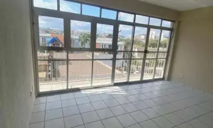 Aluga-se apartamento de 4 quartos sendo 1 suite no aterrado, volta redonda - simão ap302