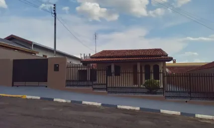 Casa com dois terrenos, idicula, varanda, no melhor bairro de itai